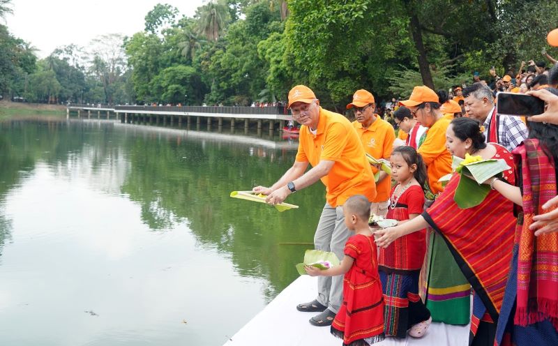 রমনা লেকে ফুল ভাসিয়ে ফুলবিঝু উৎসব পালন করলেন পার্বত্য উপদেষ্টা